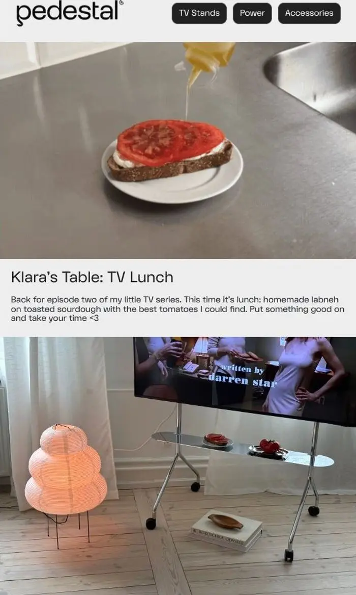 Pedestal - Supports TV élégants: TV Lunch: labneh on sourdough
